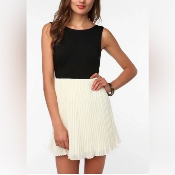 🆕 Vintage Urban Outfitters KNT Kova & T Black Cream Pleat Dress Open Back Size 8 - Picture 1 of 14